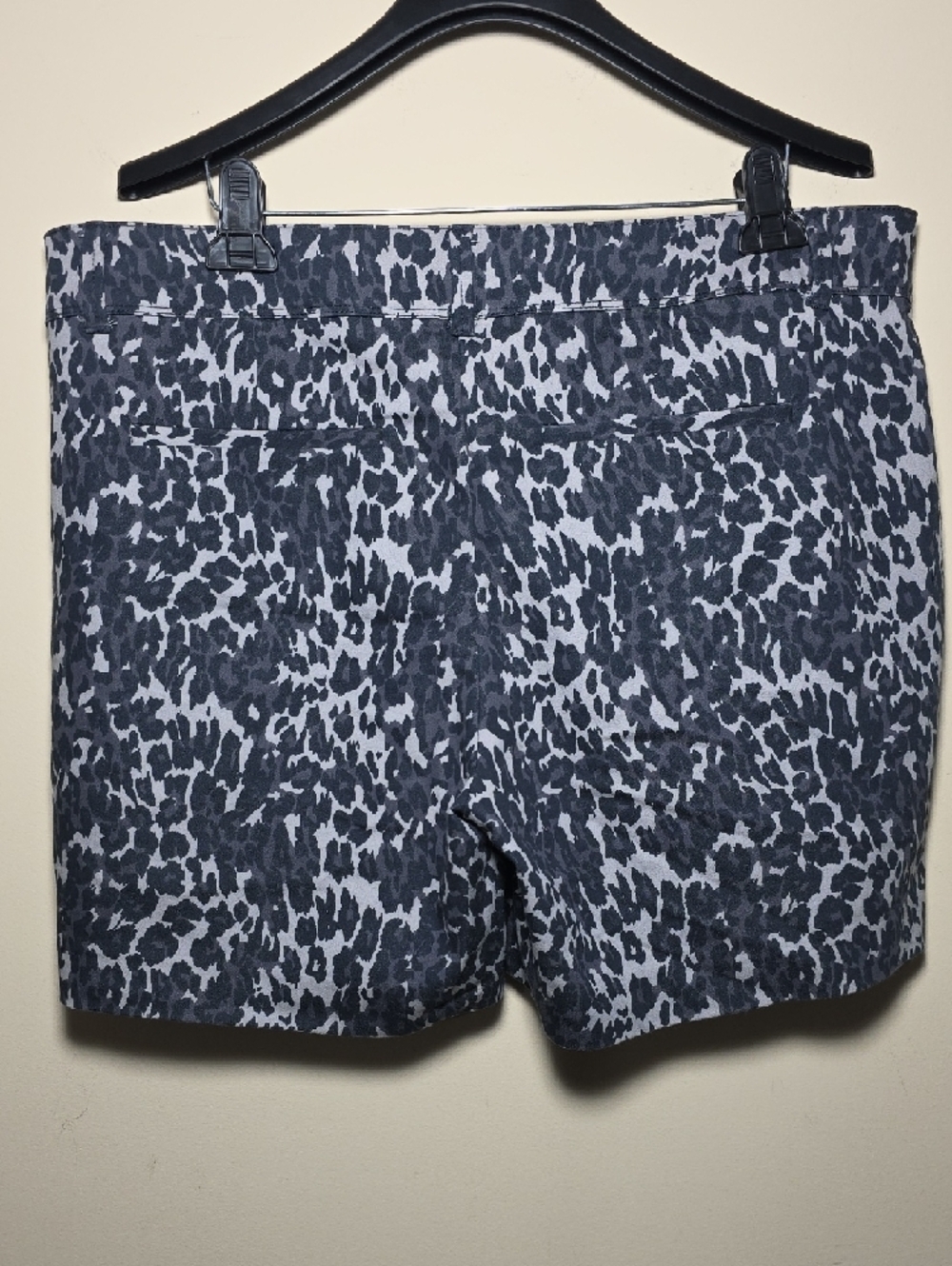 Isaac Mizrahi NY Leopard Print Shorts Size 16 Black Gray - Picture 7 of 8